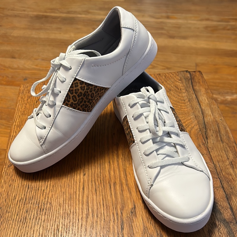 Excellent Clark’s Leather collection sneakers white leopard print 7.5 comfort